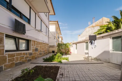 Building with 4 apartments, basement and garage in the center of Peniche