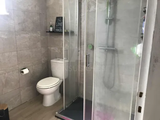 Farm with 4-bedr. house, pool and outbuildings 35 minutes from Lisbon