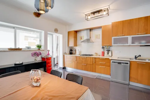 Apartamento T4 Remodelado na Rua Bartolomeu Dias na Portela de Sacavém