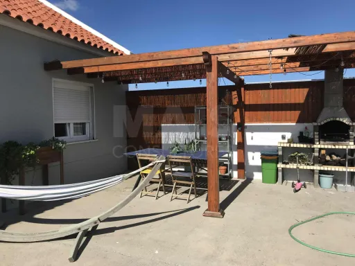 Quinta com moradia T4, piscina e anexos a 35 mint de Lisboa