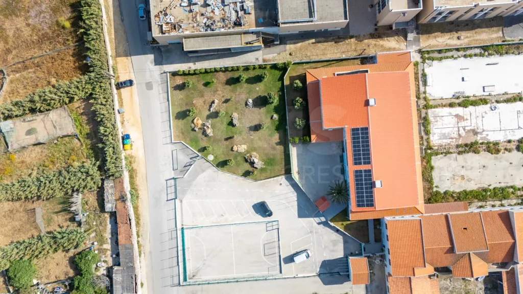 Prédio com projeto aprovado para 8 apartamentos em Peniche