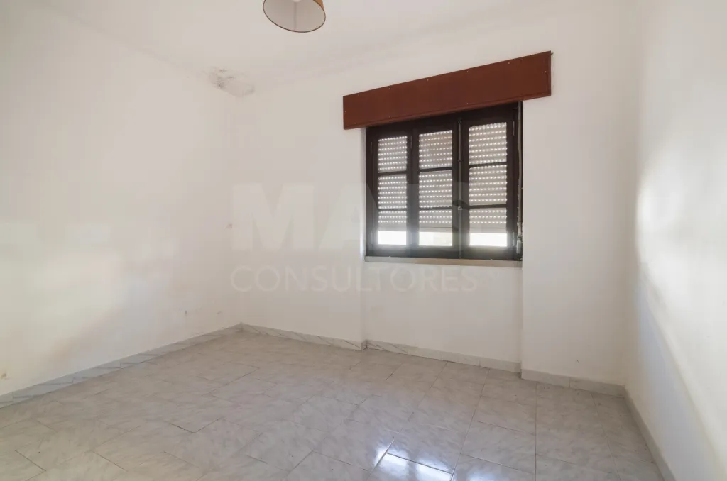 Prédio em propriedade total, localizado numa zona central da Lourinhã,