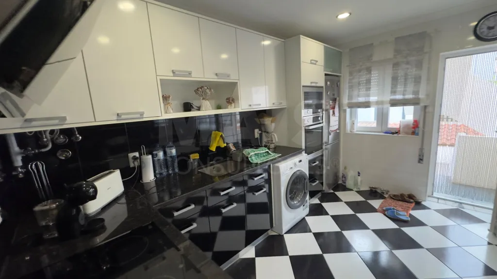 Apartamento T2 com Garagem e Logradouro em Atouguia da Baleia