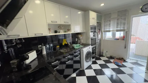 Apartamento T2 com Garagem e Logradouro em Atouguia da Baleia