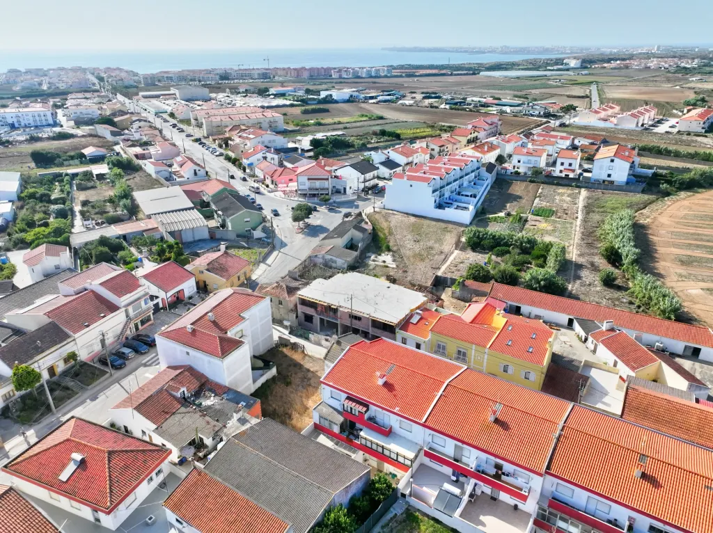 Apartamento T2 com Varanda & Parqueamento Privado, a 1 km da Praia da Consolação | Atouguia da Baleia – Peniche