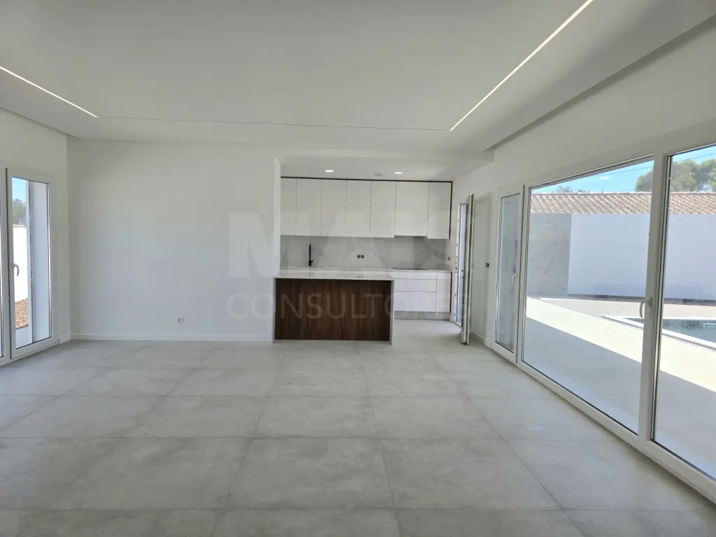 Moradia T4 térrea de luxo com piscina no Nadadouro