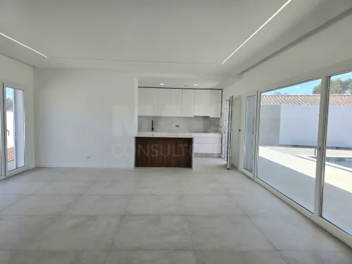 Moradia T4 térrea de luxo com piscina no Nadadouro