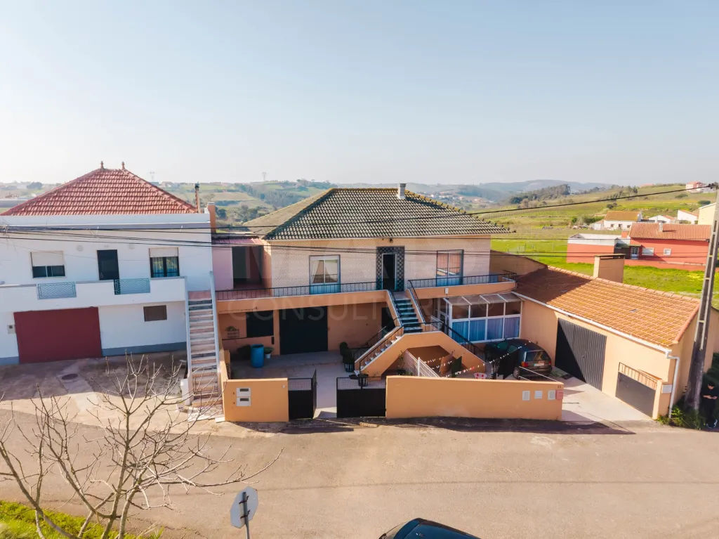 Moradia T5 com garagem e armazém