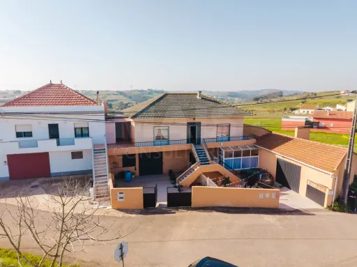 Moradia T5 com garagem e armazém