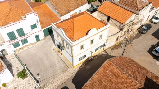 Moradia de dois pisos T5 118m2  renovada no Cadaval