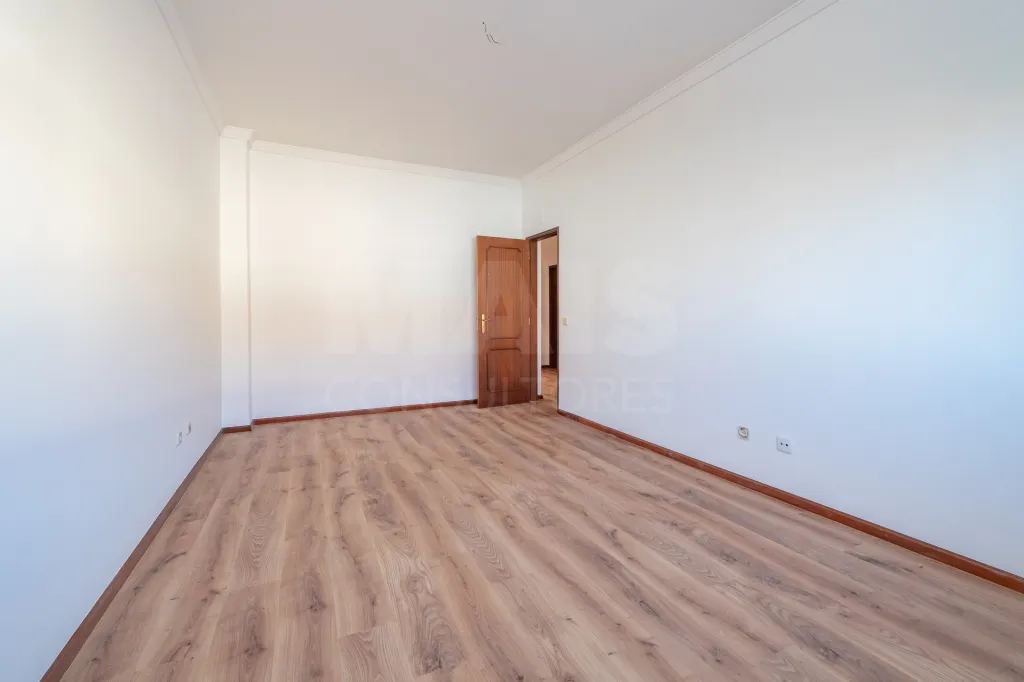 Oportunidade no Porto Alto, moradia T4+1 com 204m2 e logradouro.