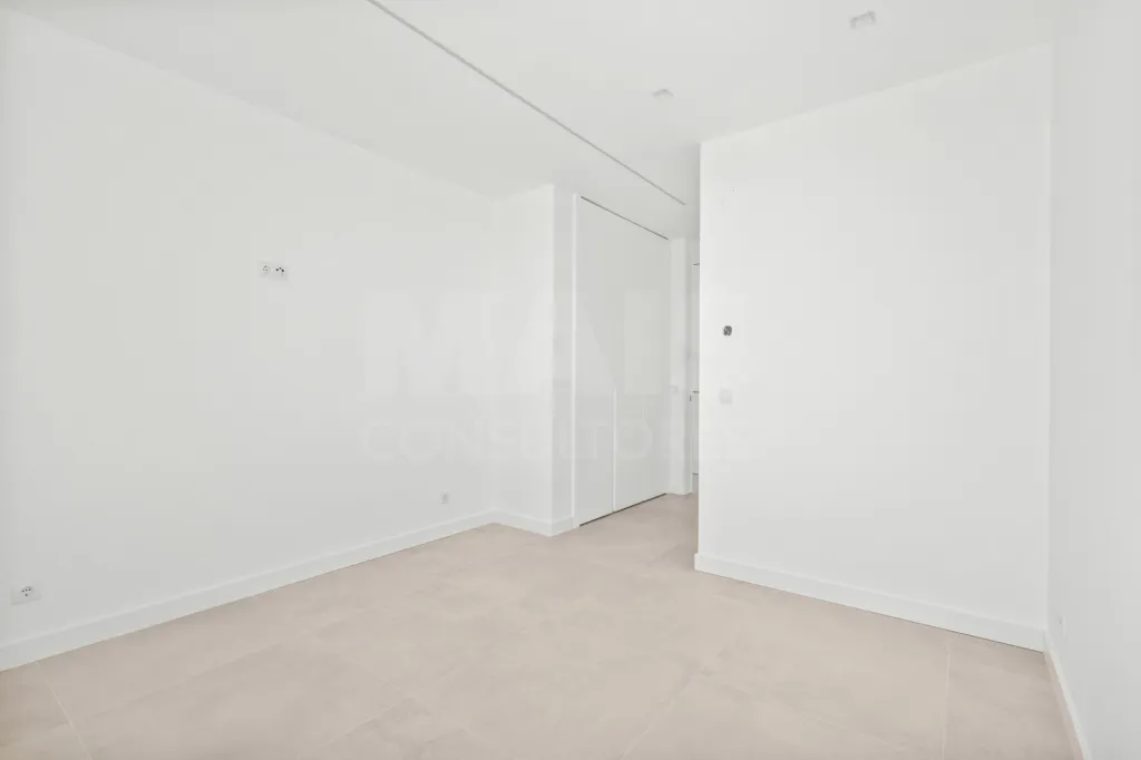 4-bedr. house on 2-hectare plot in Carvalhal