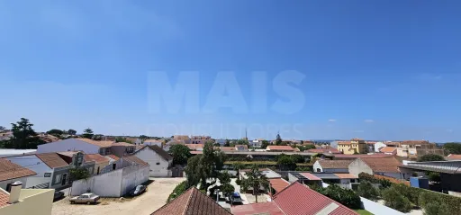 Apartamento T3 no Centro de Alpiarça | Áreas Generosas, Varandas e Excelente Localização