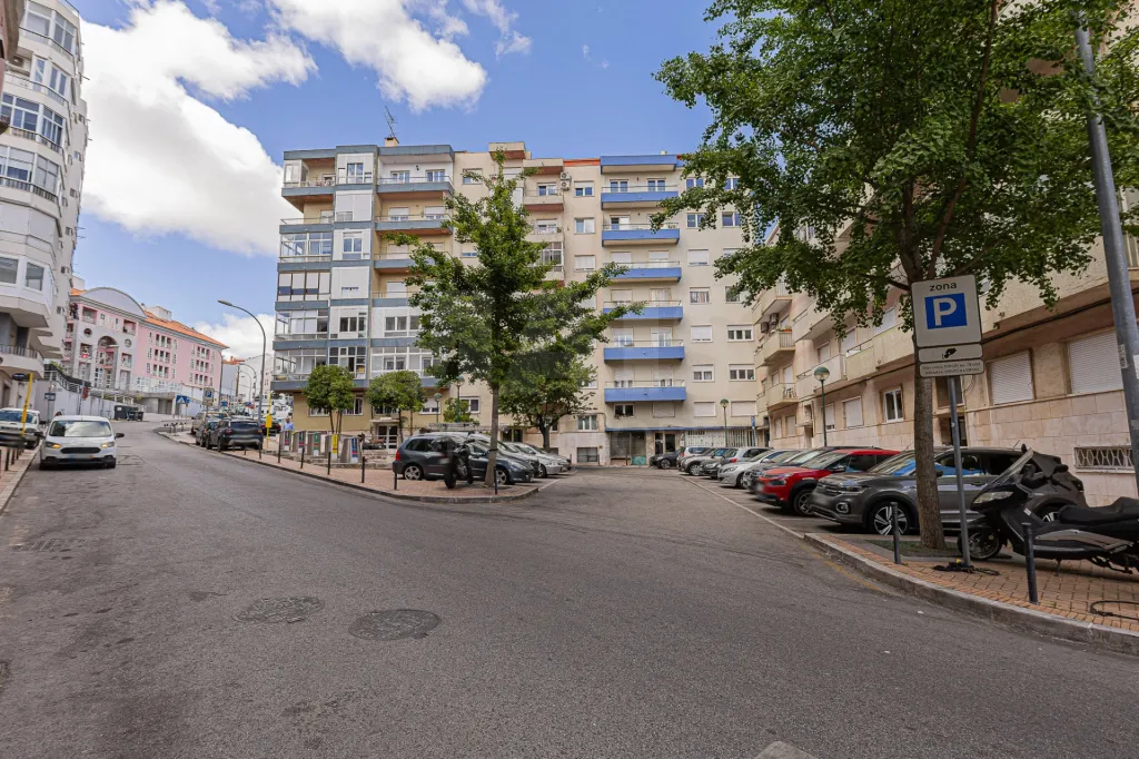 3 Bedrooms Refurbished Algés in Calçada do Rio