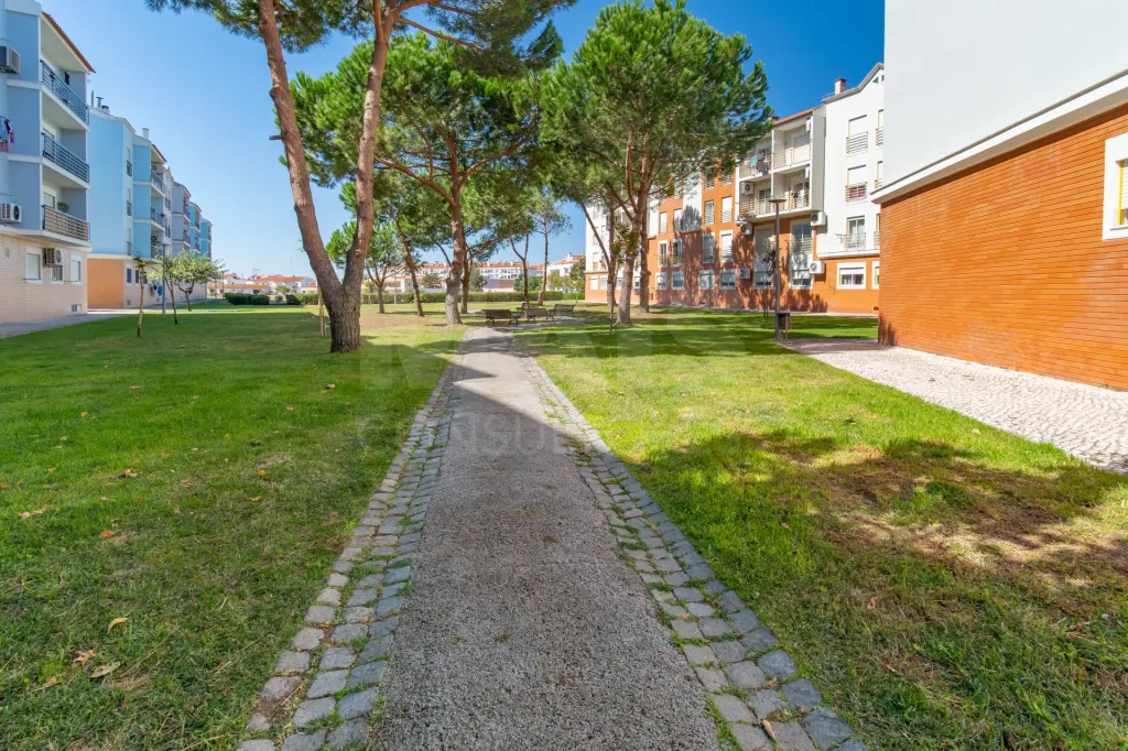 Apartamento T3 com parqueamento na Urbanização das Oliveirinhas em Samora Correia
