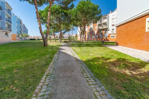 3-Bedroom Apartment with Parking in the Oliveirinhas Development in Samora Correia