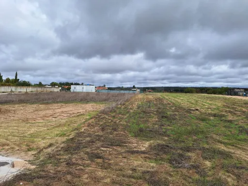 Terreno Urbano com 1327 m2 para construção de moradia.