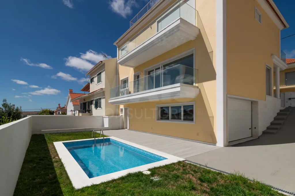 Moradia Geminada T4 + 1 com Piscina Famões