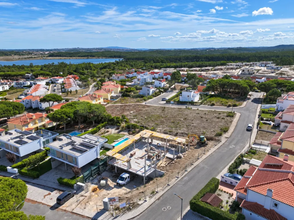 Moradia T4 c/ 3 Suites, Jardim, Piscina e Garagem para 2 Carros | LAGOA DE ÓBIDOS | OFF MARKET