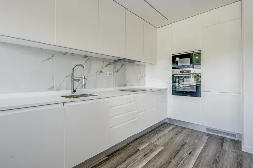 Apartamento T3 totalmente remodelado na Póvoa de Santa Iria com parqueamento