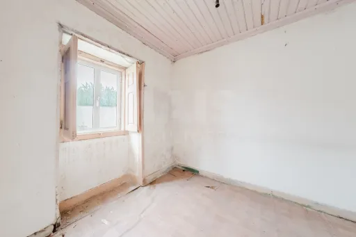 2 Moradias p/a recuperar em terreno plano c/ 4.603m2