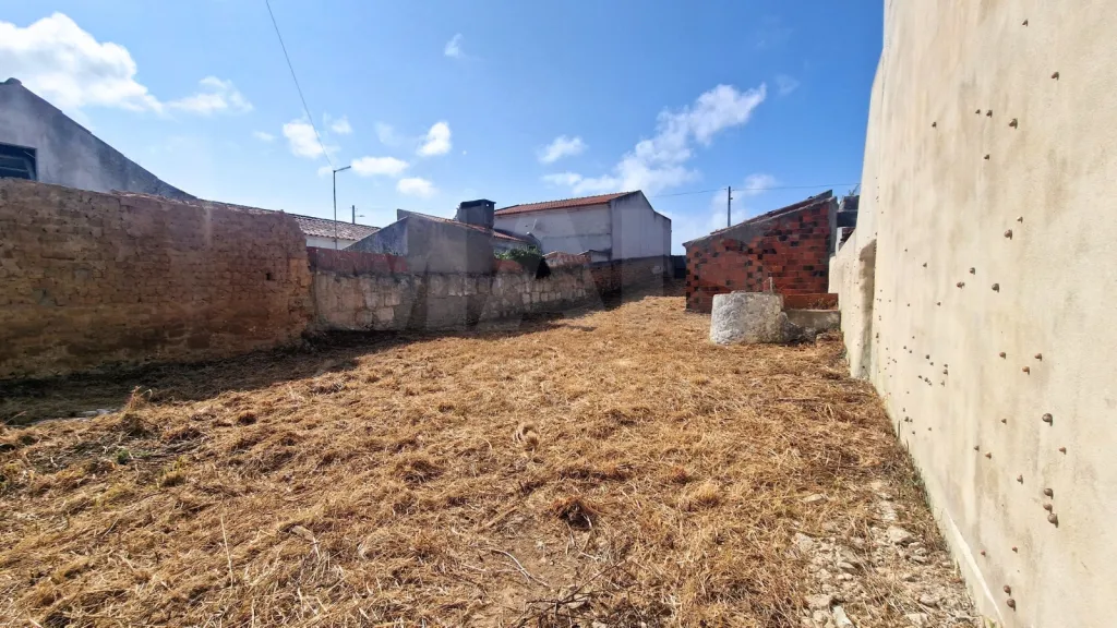 House in ruins with outbuildings to restore in Vau - excellent opportunity!