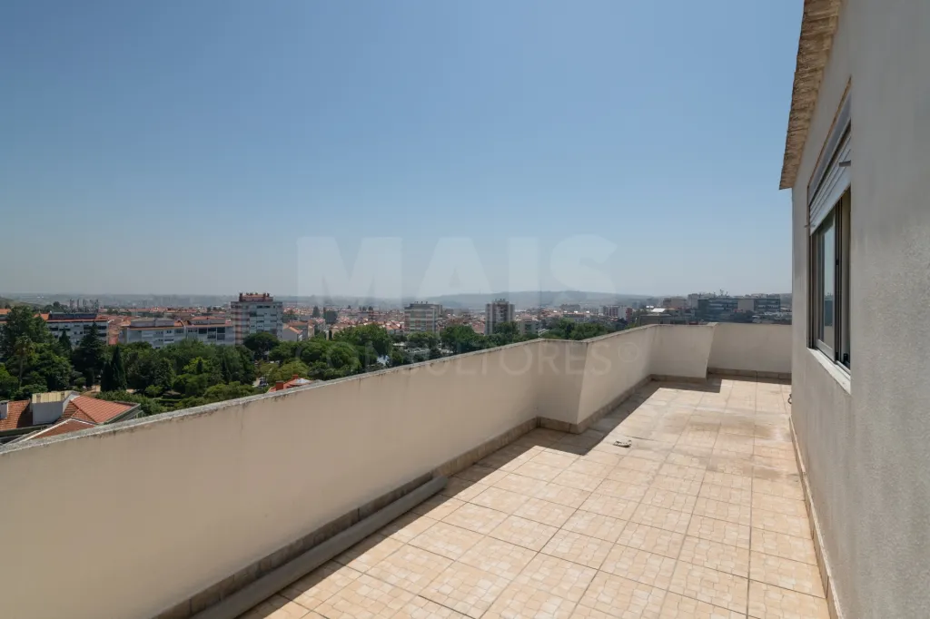 4 bedroom apartment with terrace
