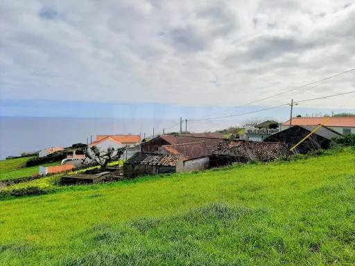 Terreno com vista mar na Vila do Topo – 4.270 m²