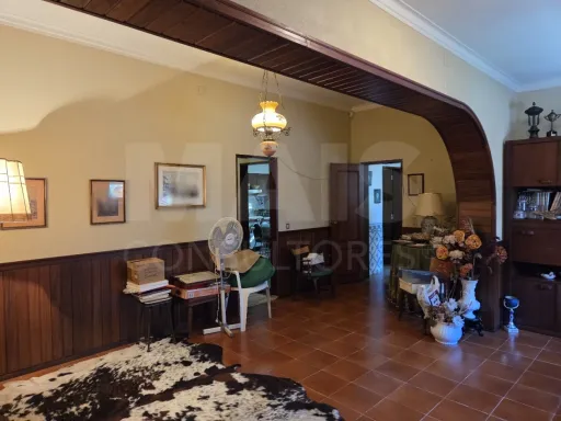 Moradia T3 com Jardim, Anexos e Enorme Potencial – Moitas Vendas