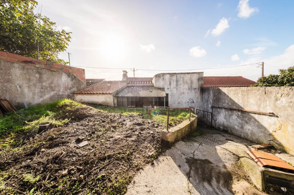 Quinta com duas moradias em ruína, poço e anexo com T0!