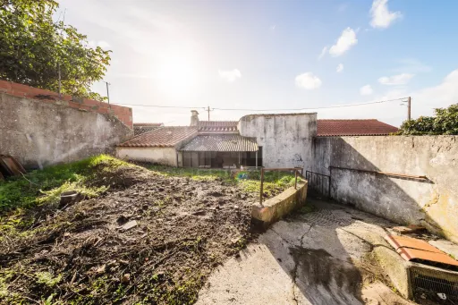 Quinta com duas moradias em ruína, poço e anexo com T0!