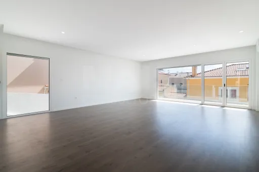 Semi-detached House 4 Bedrooms + 1 Bath with Pool Famões