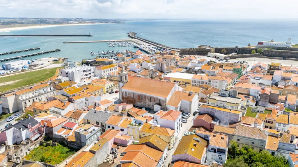 T1 novo com terraço no centro de Peniche