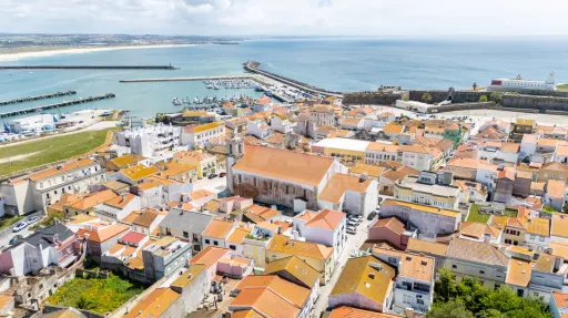 T1 novo com terraço no centro de Peniche
