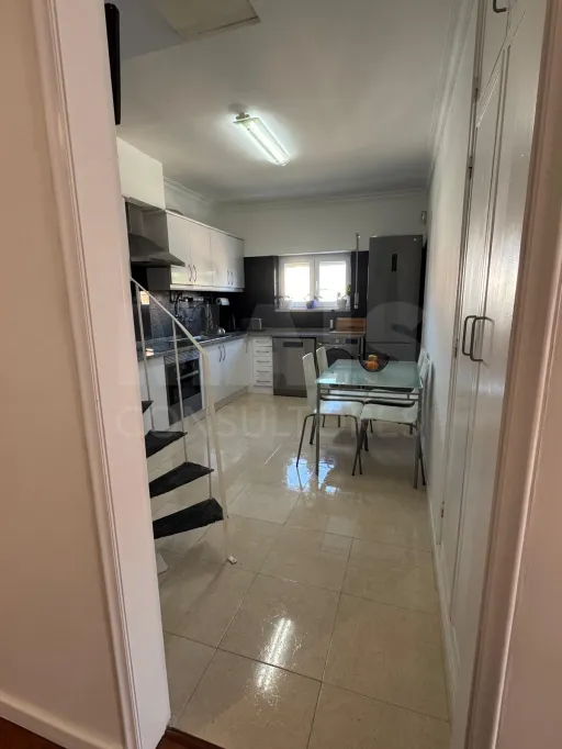 Apartamento T2+2, situado numa zona privilegiada do Penedo, Parede