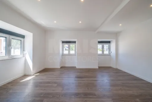 Moradia T2+1 totalmente remodelada com garagem e sótão em Alfeizerão