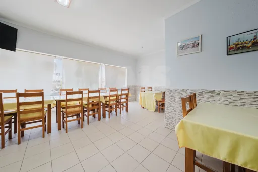 Prédio no centro de Peniche – com comércio e habitação, vista mar
