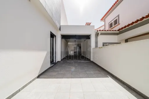 Moradia T3+2 Moderna com Vista Mar e Terraço Panorâmico