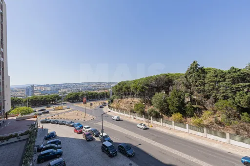Oportunidade T4 Varandas, Estacionamento e Arrecadação no Restelo