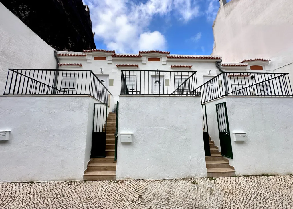 Moradia T3 em Banda Totalmente Renovada com Terraço - Avenidas Novas