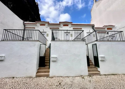 Moradia T3 em Banda Totalmente Renovada com Terraço - Avenidas Novas