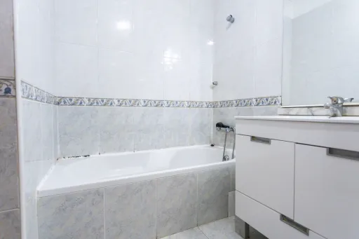 Apartamento T3 com parqueamento, arrecadação e varandas na Urbanização dos Pilares em Samora Correia.