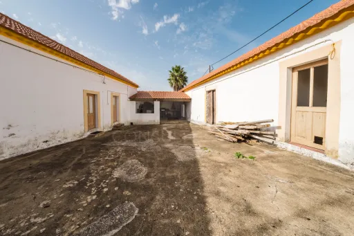 Propriedade única, a apenas 2 km de Alcobaça, com mais de 30.000 m² de terreno