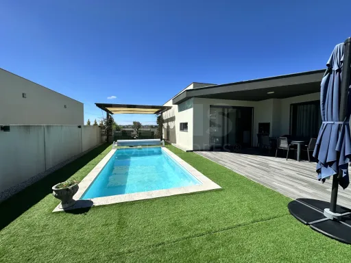 3-bedr. house on plot with pool, garden and garage