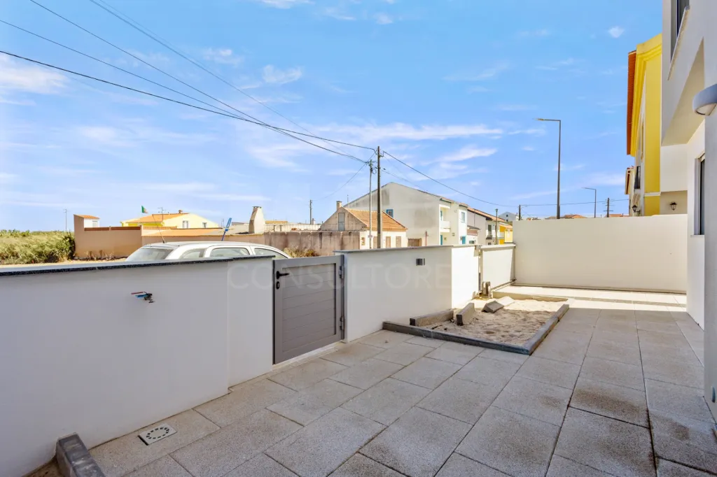 Moradia nova T4 com quintal e garagem