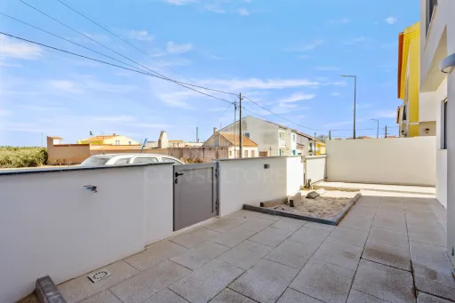 Moradia nova T4 com quintal e garagem