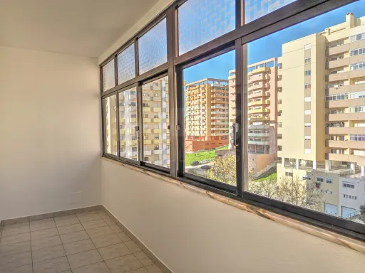 Apartamento T2 c/ Vista Rio, Elevador e Garagem em Box fechada!