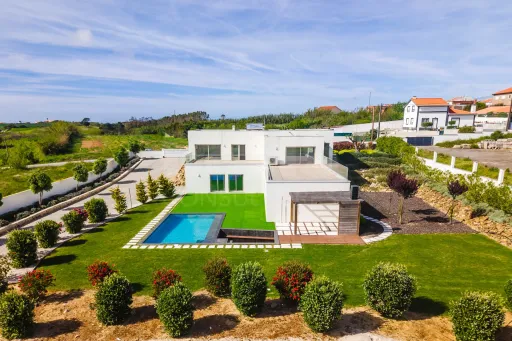 Moradia Contemporânea de Luxo com Vista Barragem, Piscina e 3.000m² Urbanos | Peniche