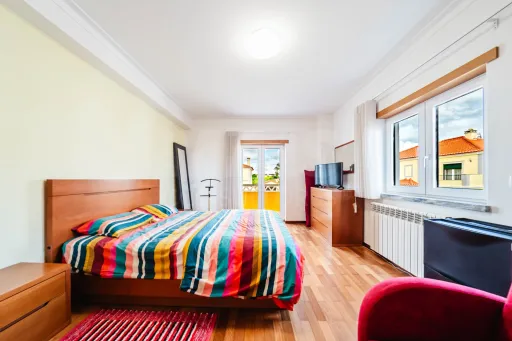 Moradia exclusiva com piscina aquecida, suite, garagem e jardim deslumbrante