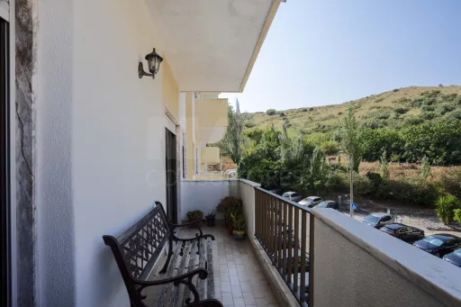3-Bedroom Apartment with Excellent Sun Exposure | Balconies | Storage Room | Metro 600 m Away | Olival Basto – Odivelas